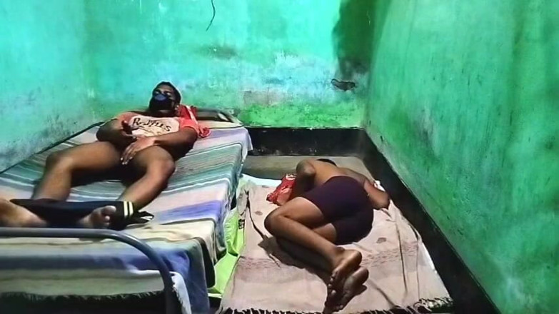 Desi Tits: Чувак із мерехтливим чуваком, секс у гуртожитку, сексуальна напруга, гей порно реальність