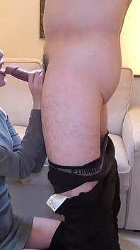 Große schlanke schönheit mit atemberaubenden looks zeigt ihre frische seite vor einem gesichts- und creampie-finish.