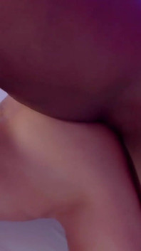 Istri mungil ini dientot habis-habisan sama kontol besar pria kulit hitam