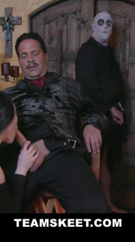 MILF i nastolatka w halloweenowym seksie grupowym