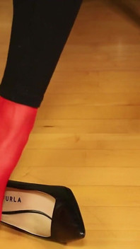 Red stockings, oonchi eri ke joote aur kaali leging chherna