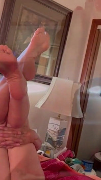 Tia Ann mostra pernas lindas e pés em salto alto sexy