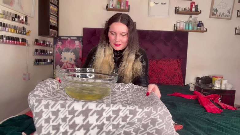 MissFFW: ミストレス・フフはおしっこが飛びそうになるまでお茶を飲み続けている