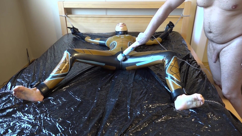 Latex Danielle: Latex Danielle está sujeta a la cama y se masturba...