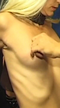 두꺼운 장난감을 깊숙이 따먹는 금발 밀프
