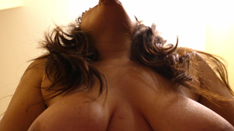 VickyVixen: Quickie Blowjob in the Bathroom