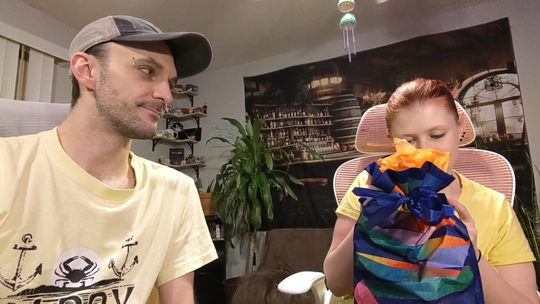 Sin Spice by Sophia Sinclair and Jasper Spice: Wish List Gifts 9 - rood korset en zwarte vinyljurk uitpakken en...