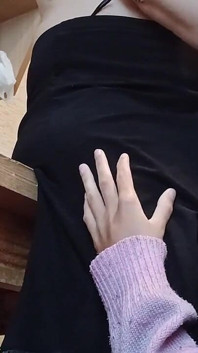 Teman lelaki menangkap saya dengan ibunya, tetapi dia tidak melihat kami berkongkek kerana saya di bawah skirtnya
