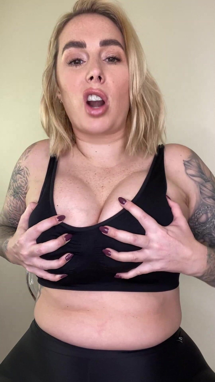 Paige Turnah: 让我用我的天然奶子挑逗你，他们需要你的鸡巴