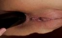 Xtime Network: Mörkhårig brud sätter en dildo i hennes röv