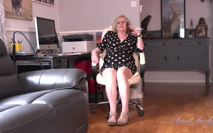 Aunt Judy's: Auntjudys - 角質の毛深い成熟したGILFクレア夫人はオフィスでテレフォンセックスをしています