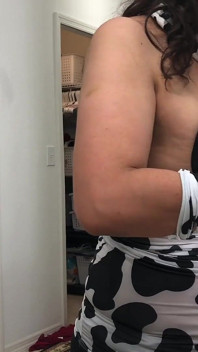 巨大なソーセージ縛られたおっぱいHucowはカムC牛を搾乳します