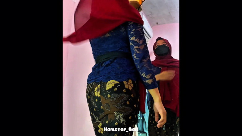 Hamster_Ball: Taylandlı hizmetçi ile tesettürlü kebaya elbisesi giyiyor