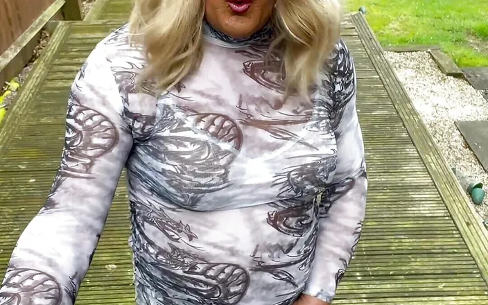 Kellycd2022: Amateur Crossdresser Kellycd2022 sexy milf peeing in my white seamless...