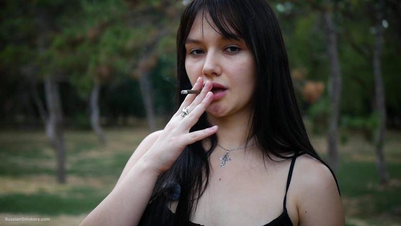 Russian Smokers: Курение 120-мм Сигареты На Улице