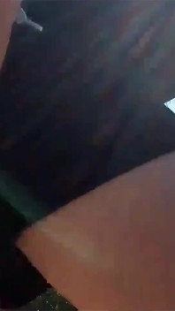 Freeballing twink geht ohne unterwäsche, sticht seinen weichen schwanz aus seinen sehr kurzen shorts im freien