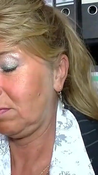 Junge sexy blondine mit nippelpiercings lutscht einen großen reifen schwanz