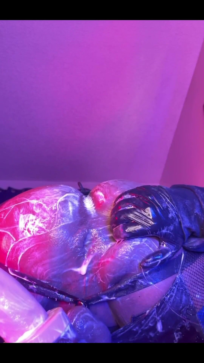 DipsoDeep: Il culo distrugge il buco cavalcando il signor Hankey Dildo