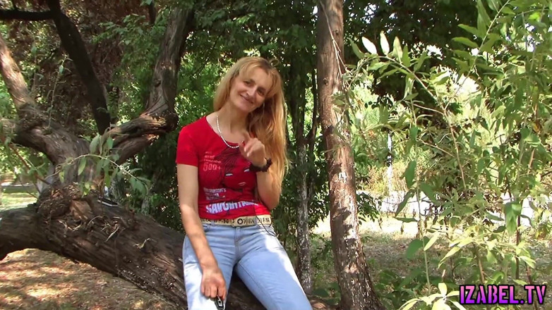 Izabel tv: Madura mostrando peitos ao ar livre