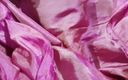 Satin and silky: Satin Silk Handjob Porr - Kukhuvud gnugga med rosa skuggad satin...