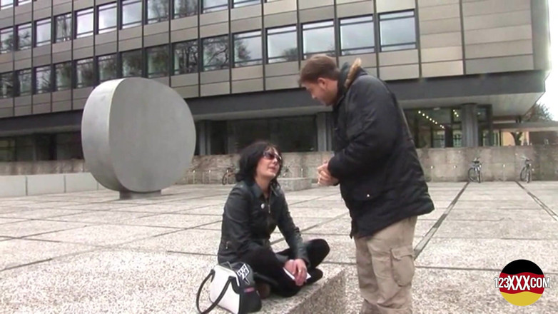 123XXX - Fucked Amateurs in Germany!: 彼は二人の女の子を連れてきて、フェラとセックスをした