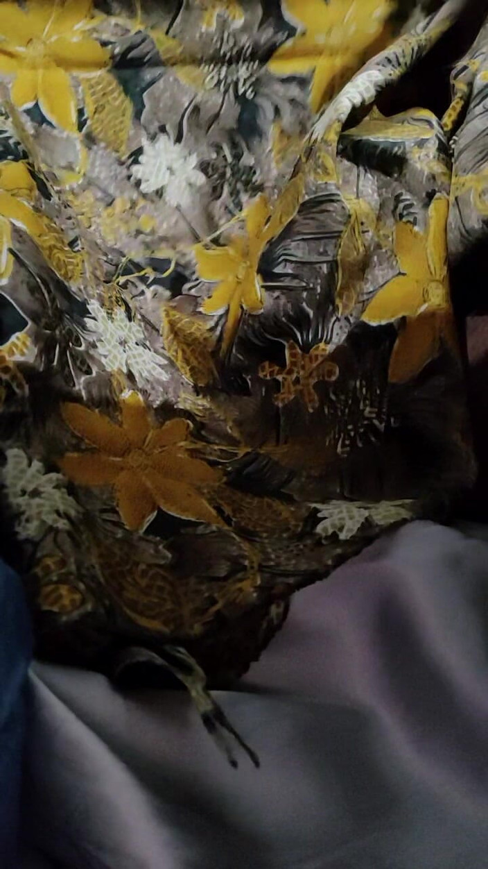 Satin And Silky: Saten ipek mastürbasyon pornosu - üvey kız kardeşinin sarı baskılı saten ipeksi şalvarıyla...