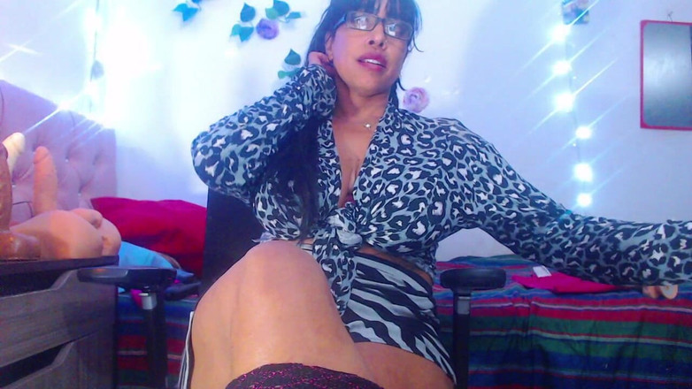 Alexaqueen: Alexaqueen se joacă cu tocurile ei