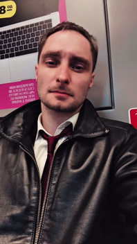 Un pidr în costum servește unui gopnik cu pantofi sport și o geacă de piele