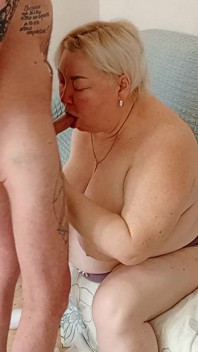 O vizinho me dá um boquete até eu gozar