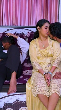 Duas jovens esposas sensuais compartilharam um marido para curtir a noite inteira