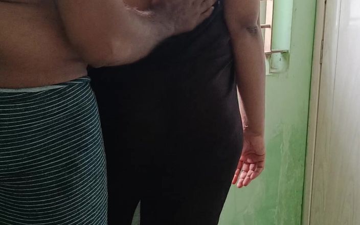 Wonder: सौतेली मम्मी घर के बने रोमांस में खिड़कियों के किनारे सौतेले बेटे के साथ चुदाई का मजा ले रही है