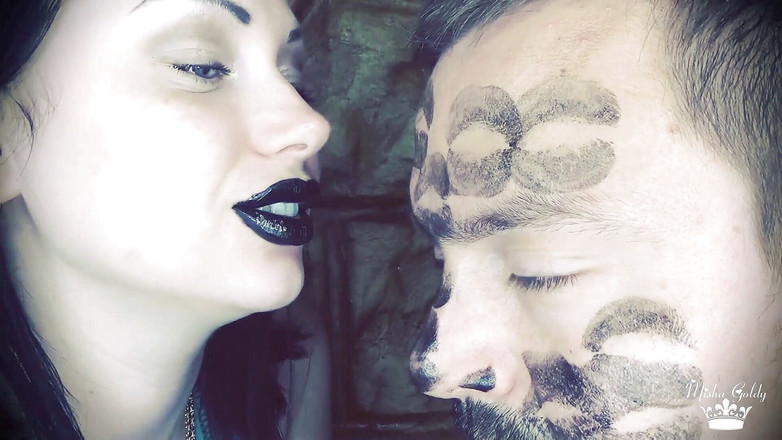 Goddess Misha Goldy: Alex mit schwarzem glänzendem lippenstift bedeckt, küsst auf seinem gesicht!