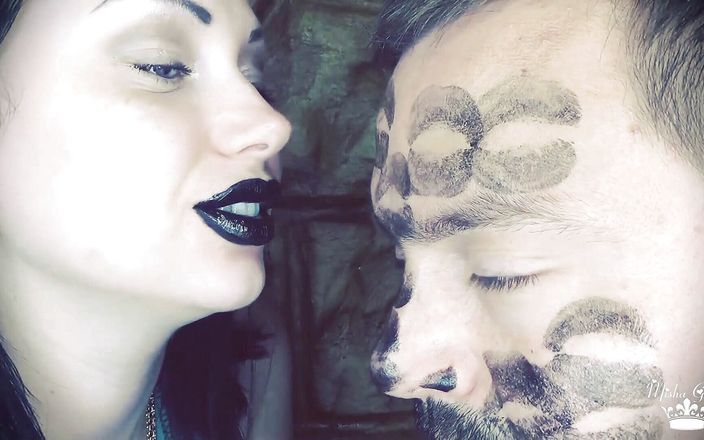 Goddess Misha Goldy: Pokrycie Alexa czarną błyszczącą szminką całuje po twarzy!
