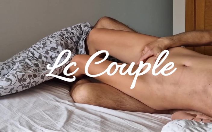 LC couple: 丈夫发现妻子在毯子下自慰，并开始操她直到射精