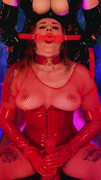 Futai cu vibrator legat și lesbiene care pun pe față! Futai sexy al mamelor sexy amatoare Arya Grander și Kisica