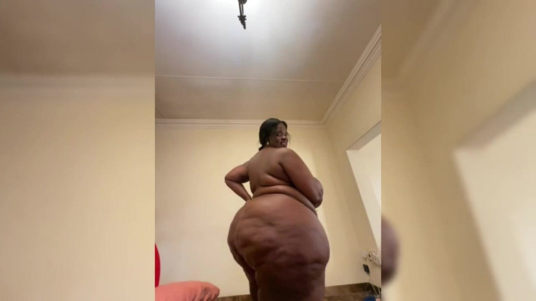 Legendary Booty Overdose: Siyah iri güzel orta yaşlı seksi kadın striptiz yapıyor ve...
