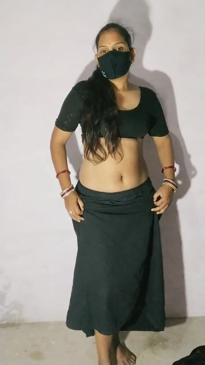 Divyax: Mladá Bhabhi s těsnými prsy si hraje sama se sebou