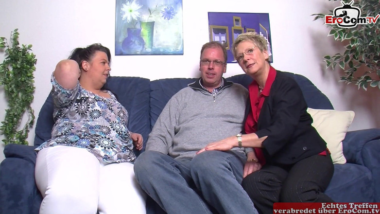 EroCom: 丈夫在三人行中与两个成熟的胖德国家庭主妇乱搞