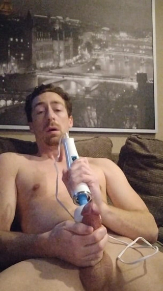 Big Daddy Dommmm: Première fois avec une baguette Hitachi sur ma bite devant...
