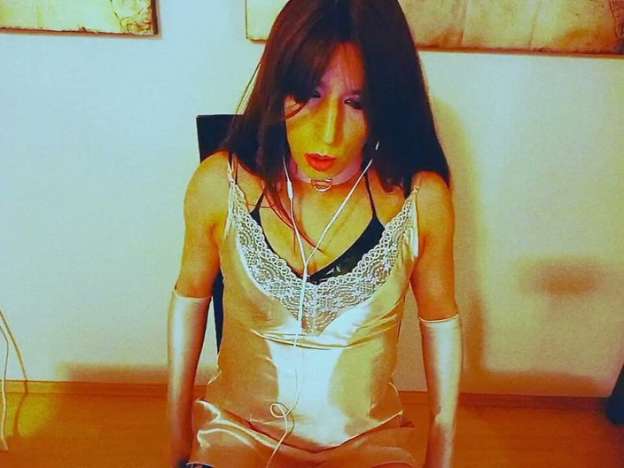 Tammy sissy slave: Sıcak Crossdresser: Simli giyinmiş, porno izliyor ve bana dokunuyor