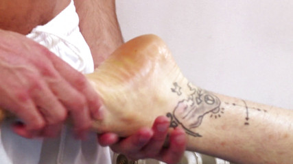 Macho Guys: 테이블에서 서로 섹스하는 우디 폭스와 댄 브라우튼