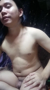 Dovrei dirgli che ho bisogno di lui qui nella mia stanza, anche se siamo solo noi due.