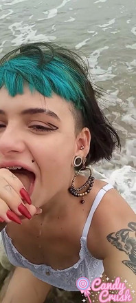 Influencer sání ptáka na veřejnosti na pláži