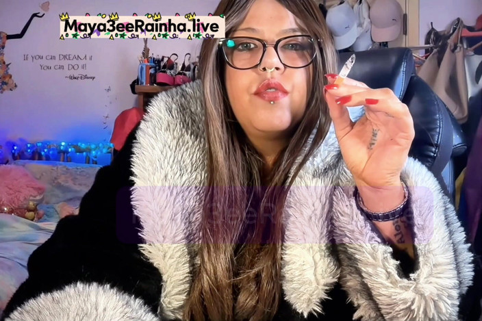 Goddess Maya3ee Rainha: Chainsmoking Queen in Fur BBW MILF Green Eyes, Red Nails,...