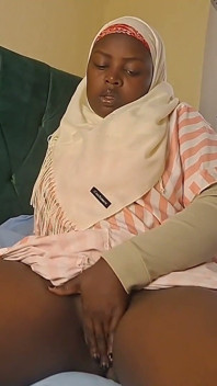 Une Musulmane Du Coin Se Doigte Et Se Caresse Les Seins En Même Temps Qu’elle a Une Grosse Chatte