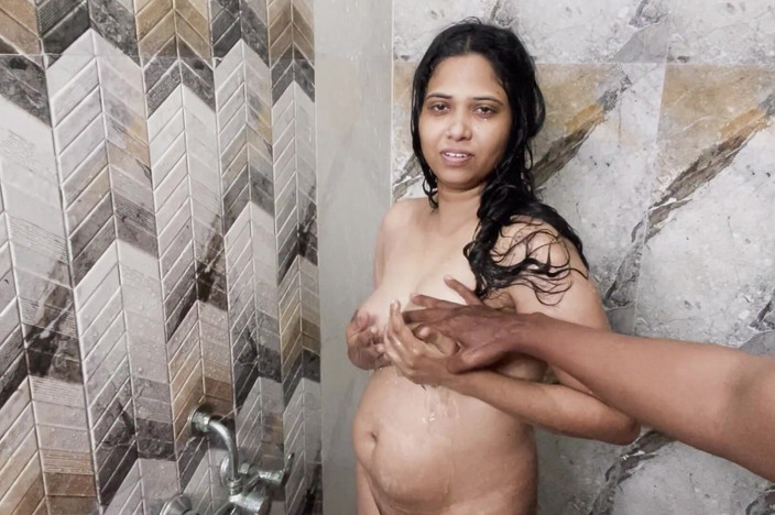 Apple Porn: Eerste keer stiekem betrapt Mumbai stiefzus tijdens het baden
