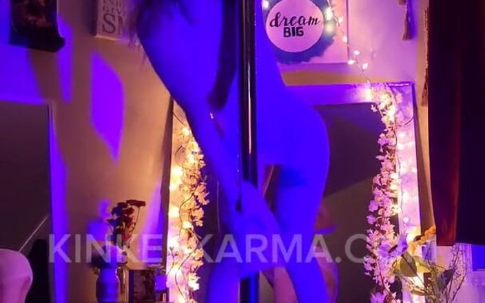 Kinkee Karma: Zierliche stripperin macht eine sexy show