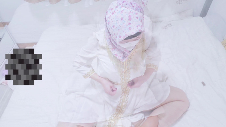 LittleMuslim: Awek Bertudung Malaysia Mengusik Dengan Abaya Putih Menunjuk-nunjuk Pantatnya
