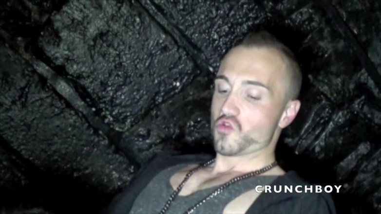 Crunch Boy: Lucas ošukal Axel ve fetišském oblečení v bacrkoom