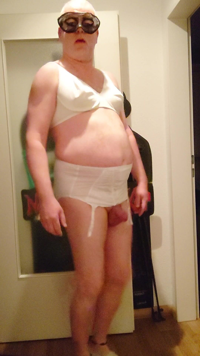 Fun in a Suspender Belt and Bra (Carmen_Nylonjunge)